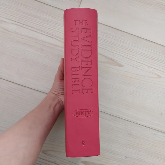 NEW The Evidence Study Bible - Picture 2 of 4